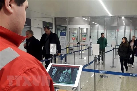Сотрудники Красного Креста используют тепловые сканеры для проверки температуры тела в аэропорту Фьюмичино, Рим, Италия, 5 февраля 2020 года. (Фото: AFP / ВИА)