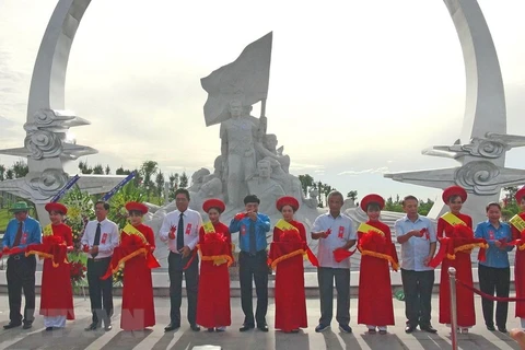 Церемония открытия мемориального памятника солдатам Гакма 15 июля 2017 года. Памятник был построен в общине Камхайдонг, уезда Камлам (провинция Кханьхоа), в знак признательности и благодарности 64 морским солдатам, павшим за защиту Гакмы на островах Спрат