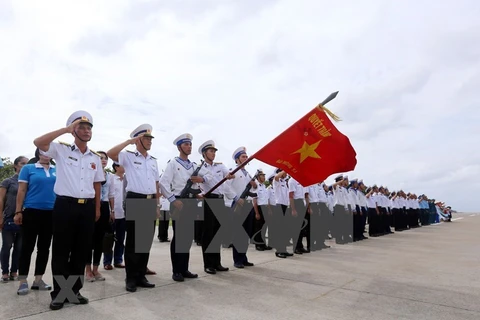 Ежедневная церемония приветствия флага солдатами, дислоцированными на острове Чыонгшалон (большой Спратли) (Фото: ВИА)