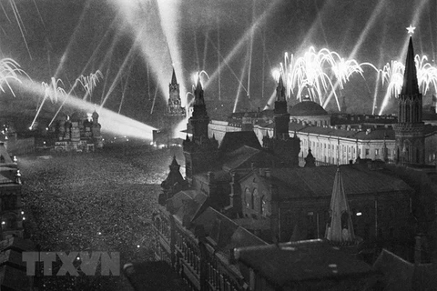 Фейерверки празднуют победу на Красной площади в Москве 9 мая 1945 года. Отсюда День победы отмечается ежегодно 9 мая. Это есть случай для того, чтобы прогрессивное человечество почитало истинные ценности этой исторической победы, выразило благодарность з