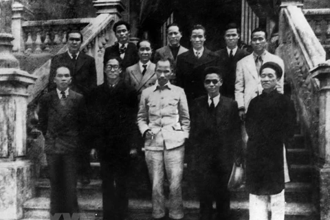 Президент Хо Ши Мин и члены Совета Временного правительства Демократической Республики Вьетнам представились перед народом после первого заседания утром 3 сентября 1945 года. (Фото: из архива/ВИА)