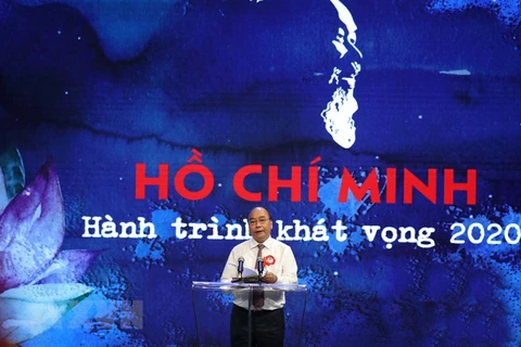 Премьер-министр Нгуен Суан Фук выступает с речью на программе. (Фото: Тхонг Нят / ВИА)