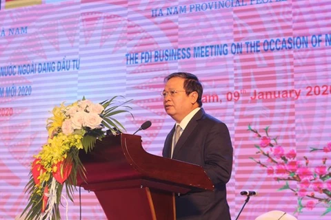 Председатель Народного комитета провинции Ханам Нгуен Суан Донг выступает на встрече с представителями ПИИ 9 января (фото: ВИА)