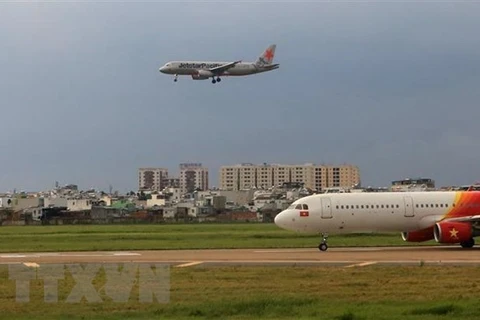 Самолет приземляется в международном аэропорту Таншоннят в городе Хошимин (Фото: ВИА)