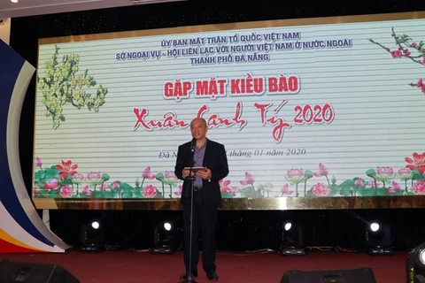 Бао Хоа, живущий в США, выступает 17 января на собрании зарубежных вьетнамцев и властей Дананга (Фото: ВИА)