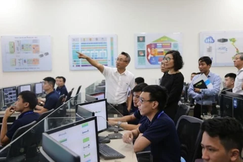 Генеральный директор Департамента социального страхования Вьетнама Нгуен Тхи Минь проверяет работу Операционного центра информационных технологий. (Фото: Vietnam+)