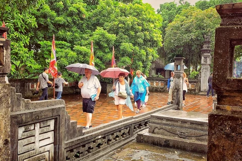 Иностранные туристы посещают памятники во Вьетнаме. (Фото: Суан Май / Vietnam+)