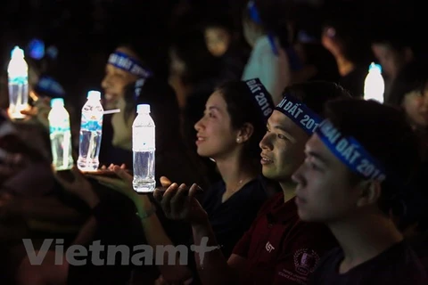 Молодые люди участвуют в кампании Час Земли 2019. (Фото: Корр./Vietnam +)