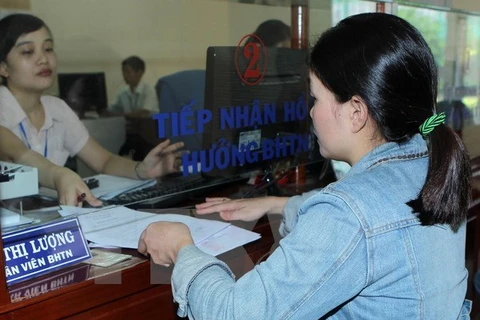 Рабочие оформляют страховку по безработице. (Фото: Vietnam +)
