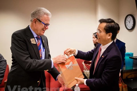 Посол Вьетнама в США Ха Ким Нгок вручает подарки конгрессмену из штата Аризоны (США) Ноэлю Кэмпбеллу, который воевал на Юге Вьетнама в 1968 году. (Фото: Корр./ Vietnam+)