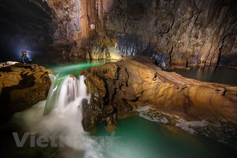 Водопад в пещере Тулан. (Источник: Oxalis Adventures / Vietnam +)