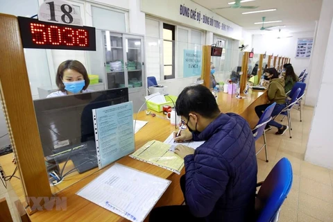 Работники приехали в офис, чтобы оформить страховки по безработице. (Фото: Ань Туан / ВИА)