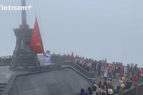 Церемония поднятия национального флага на “крыше Индокитая”