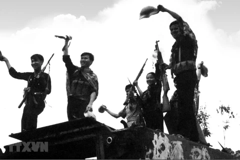 Журналисты-партизаны ИАО отмечают сбитие вражеского танка, отразив нашествие в Джанкшен-Сити в 1967 году. (Фото из архива ИАО)