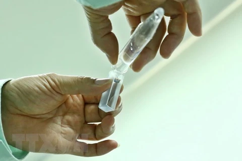 Исследование количественного содержания белка в вакцинах в лаборатории компании “Вакцины и биологические продукты” (Vabiotech). (Фото: Минь Кует/ВИА)