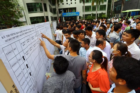 Работники знакомятся со списком экзаменов по корейскому языку для работы в Корее. (Фото: Корр./Vietnam +)