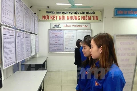 Молодые люди приезжают в поисках работы в Ханойский центр занятости (Фото: Корр./Vietnam +)
