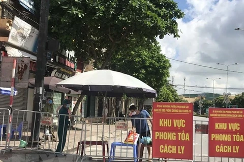 Жители в зоне карантина на улице Нго Куен (Хайзыонг) получали продукты, которые были доставлены до ограждения 16 августа. (Фото: Мань Минь/ВИА)