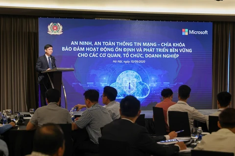 На конференции выступил генеральный директор Microsoft во Вьетнаме г-н Фам Тхе Чыонг. (Фото: Минь Шон / Vietnam +)