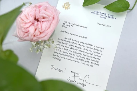 Благодарственное письмо от посольства США врачам и медикам больницы Виетдык. (Фото: Корр./Vietnam +)