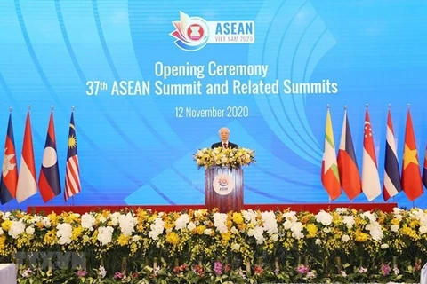 Генеральный секретарь ЦК КПВ, президент Вьетнама Нгуен Фу Чонг выступает с речью на церемонии открытия 37-го Саммита АСЕАН и связянных конференций на высоком уровне, 12 ноября (Фото:ВИА)