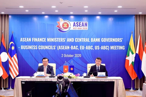 Министр финансов Динь Тиен Зунг председательствовал и руководил Конференцией из Международного конференц-центра (ICC) в Ханое. (Фото: Vietnam +)
