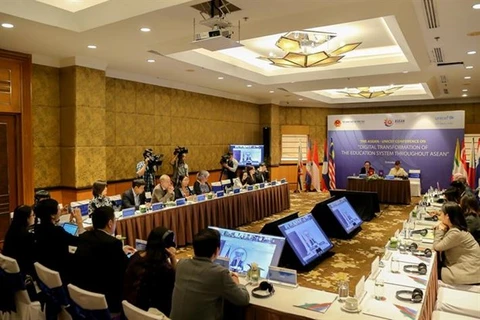 Делегаты участвуют в конференции во Вьетнаме. (Фото: Министерство образования и подготовка кадров)