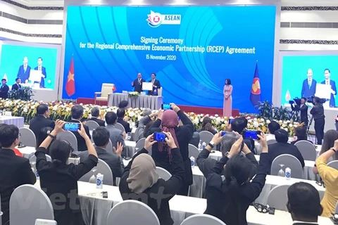 Премьер-министр Нгуен Суан Фук и министр промышленности и торговли Чан Туан Ань на церемонии подписания Соглашения о ВРЭП. (Фото: Дык Зюи/ Vietnam +)