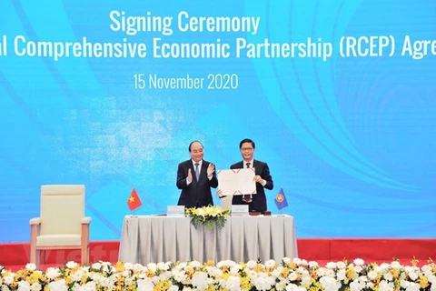 Премьер-министр Нгуен Суан Фук и министр промышленности и торговли Чан Туан Ань на церемонии подписания соглашения ВРЭП. (Фото: Дык Зюи / Vietnam +)