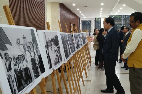 Выставка “Вьетнам - Болгария: 70 лет дружбы и развития” демонстрирует множество фотографий, которые отражают настоящую и яркую дружбу, традиции и сотрудничество между двумя странами.