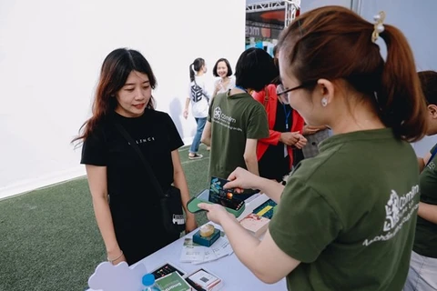 Молодые люди делают покупки с помощью Mastercard. (Фото: Сотрудник/Vietnam +)