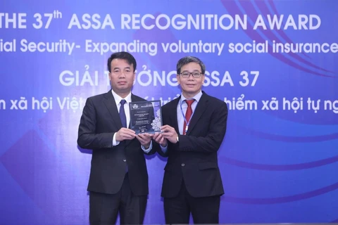 Служба социального страхования Вьетнама получила премию от президента ASSA в номинации “Постоянное совершенствование” с содержанием “Социальное страхование Вьетнама способствует развитию добровольных участников”. (Фото: Корр./Vietnam +)