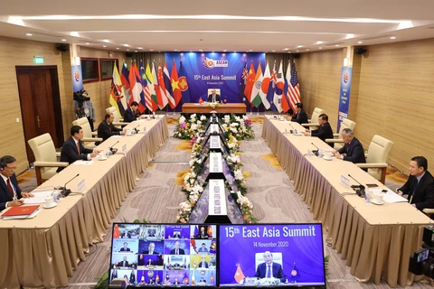 Премьер-министр Нгуен Суан Фук, председатель АСЕАН 2020, принимает участие в 15-м саммите стран Восточной Азии в телемосте Ханой. (Фото: Тхонг Нят/ВИА)
