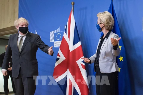 Премьер-министр Великобритании Борис Джонсон и президент Европейской комиссии Урсула фон дер Лейен (справа) на встрече в Брюсселе, Бельгия, 9 декабря 2020 г. (Фото: Xinhua /ВИА)