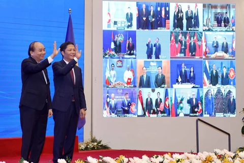 Премьер-министр Нгуен Суан Фук (слева) и министр промышленности и торговли Чан Туан Ань поприветствовали лидеров стран-участниц ВРЭП на онлайн-церемонии подписания ВРЭП 15 ноября. (Фото: ВИА)