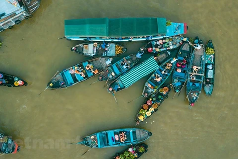 Люди выходят на рынок в 5 часов утра. От причала Нинькиеу можно сесть на моторную лодку, или же можно ходить пешком на береге реки до рынка. (Фото: Минь Шон/ВИА)