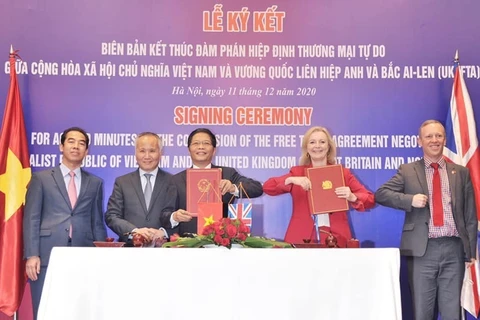 Церемония подписания окончательного завершения переговоров по соглашению о свободной торговле между Вьетнамом и Великобританией. (Фото: ВИА)