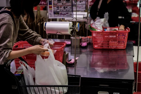 Покупатели используют бесплатные полиэтиленовые пакеты в супермаркете. (Фото: ВИА)