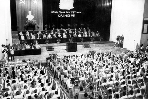 VII съезд КПВ собрался в столице Ханоя 24-27 июня 1991 года. На встрече присутствовали 1176 делегатов, представляющих более 2 миллионов членов партии страны. Товарищ До Мыой был избран Генеральным секретарем ЦК КПВ. (Фото: ВИА)