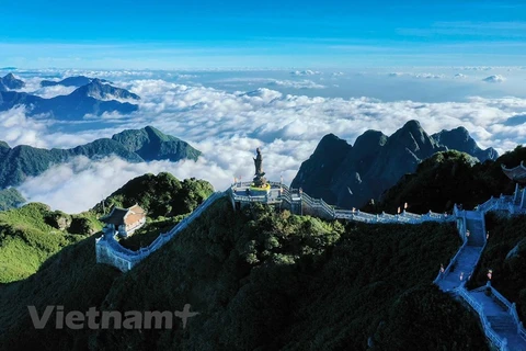 Подняться на вершину Фансипана стало проще благодаря канатной дороге. Поэтому, когда наступает сезон так называемой «охоты за облаками», сюда стекаются туристы, чтобы уловить редкие моменты природной красоты. (Фото: Vietnam +) 
