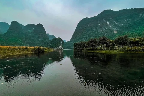 Чанг-ан - это комплекс экотуризма, расположенный в центре известняковой горной системы со экосистемами затопленных лесов, лесов на известняковых горах и исторических реликвий, связанных с древней столицей Хоалы. (Фото: Vietnam +)