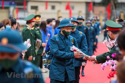 Более 4000 молодых людей в Ханое и 20 различных населенных пунктах по всей стране начинают службу в вооруженных силах и силах общественной безопасности 27 февраля в рамках воинской обязанности. (Фото: Vietnam +)
