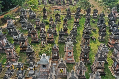 Сад включает около 100 башен, считается самым красивым и самым большим садом башен Вьетнама. Это место захоронения более 1000 монахов, которые практиковали в пагоде. В каждой башне захоронено от 4 до 26 прахов, большинство башен в саду простроено в 3-4 эт