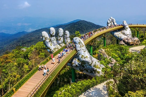 Золотой мост с уникальной архитектурой был открыт в 2018 году в Дананге. Мост имеет длину 150 метров, высоту 1441 метр над уровнем моря, мост был поддержан гигантскими руками. Золотой мост стал излюбленным местом для туристов, приезжающих в Дананг. (Фото: