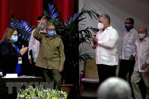 Первый секретарь Коммунистической партии Кубы Рауль Кастро Рус (второй слева, в первом ряду) на церемонии открытия 8-го Национального съезда КПК. (Фото: AFP / ВИА)