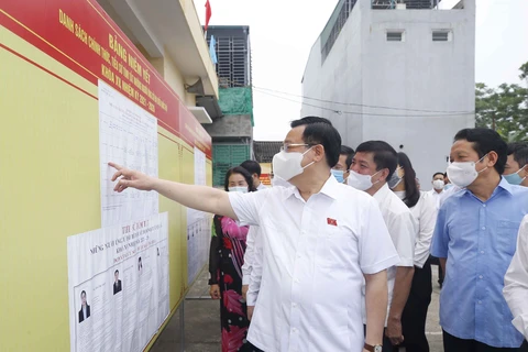 Председатель НС Выонг Динь Хюэ проверяет подготовку к выборам в избирательном округе в городе Туенкуанг. (Фото: Зоан Тан/ВИА)