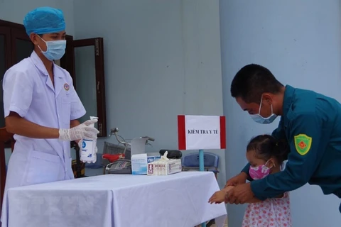 Военно-медицинские силы медицинского центра Чыонгша проводят осмотры и инструктируют родителей о профилактических мерах. (Источник: ВИА)