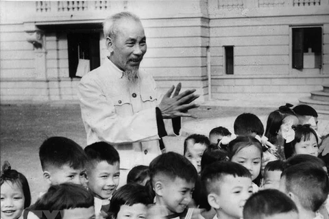 Дети поздравляют Хо Ши Мина с 70-летием в 1960 году в Президентском дворце. (Фото: архив ВИА)