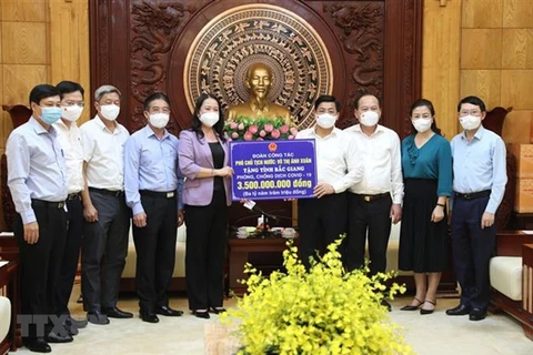 Вице-президент страны Во Тхи Ань Суан передала 3,5 миллиарда донгов помощи провинции Бакжанг в предотвращении и контроле эпидемии. (Фото: Зань Лам /ВИА)