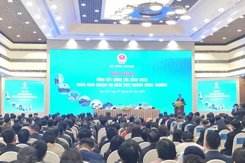 Министр промышленности и торговли Чан Туан Ань выступает на конференции. (Фото: Дык Зюи / Vietnam +)